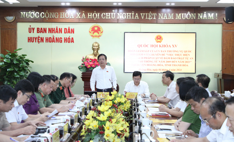 Phó Chủ nhiệm Ủy ban Pháp luật Nguyễn Trường Giang phát biểu